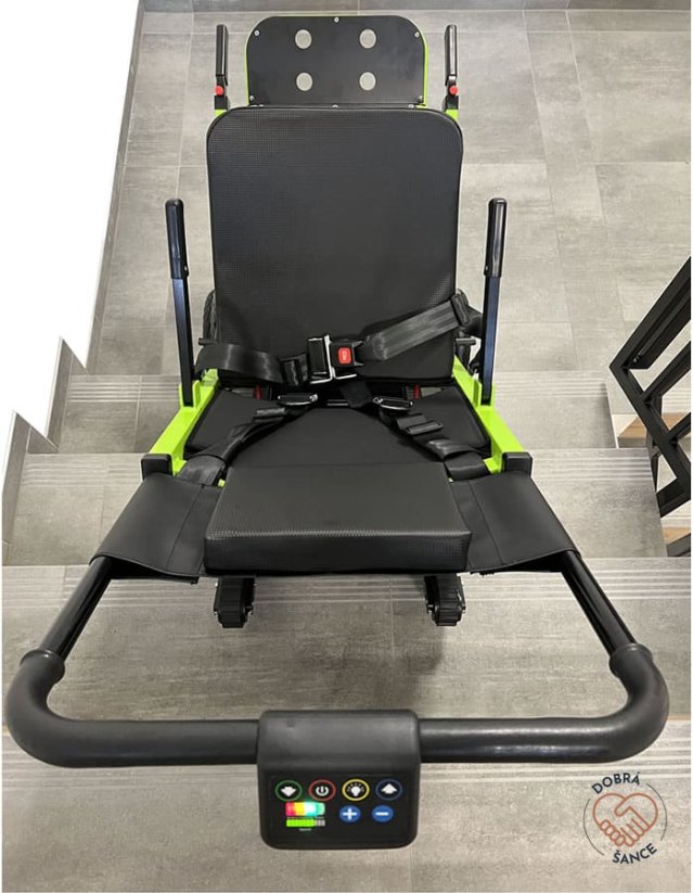 Schodolez OPTIMUS HLD01 na schodech, detail sedačky a ovládacího panelu, ergonomické ovládání