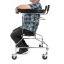 Chodítko ANNA, uživatel sedí na sedačce, ergonomická podpora a stabilní konstrukce