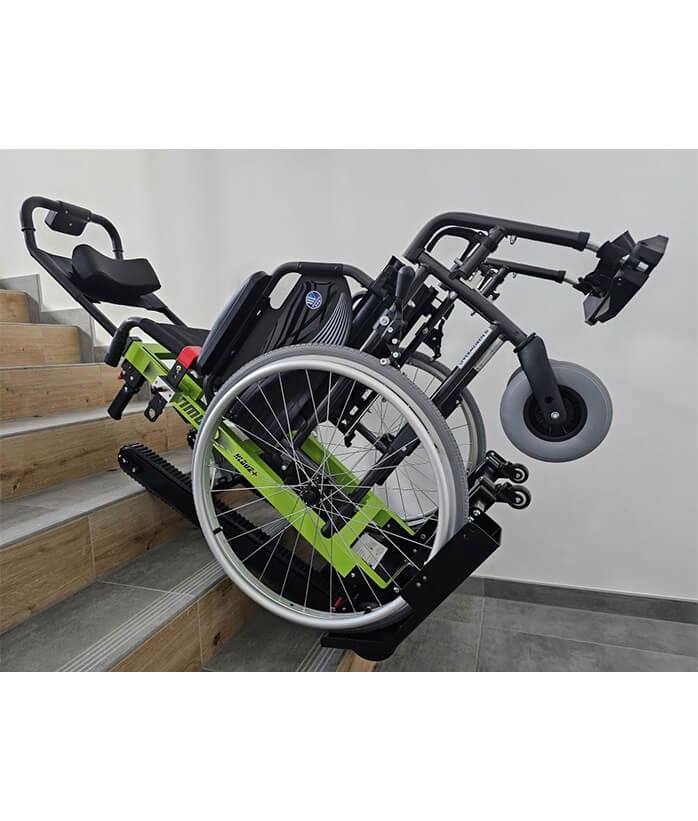 Schodolez OPTIMUS HLD02+ s připevněným vozíkem při pohybu po schodech, bezpečnostní pásy a stabilní podpora