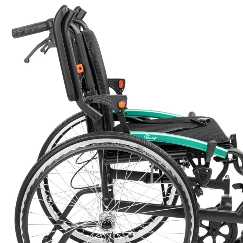 Boční detail invalidního vozíku ACTIV-TIM, sklopené opěrky rukou a zad, úsporné skladování