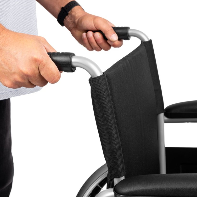 Detail madel a opěrky zad pro pohodlné vedení vozíku BASIC-TIM.