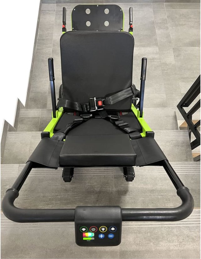 Schodolez OPTIMUS HLD01 na schodech, detail sedačky a ovládacího panelu, ergonomické ovládání