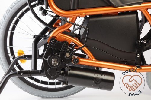 Elektrický invalidní vozík ElectricTIM I, detail sundaného zadního kola a motorového mechanismu