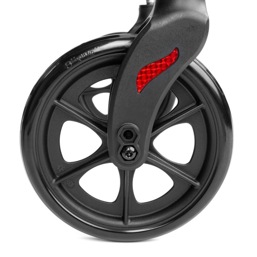 Detail předního kola invalidního vozíku ACTIV-TIM, pevná konstrukce, černý plast s ložiskem