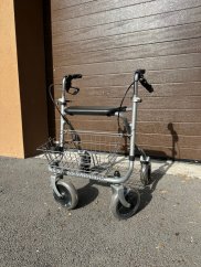 Chodítko čtyřkolové odlehčené, venkovní použití, stabilní rám, parkovací brzdy a snadná manipulace díky nízké hmotnosti