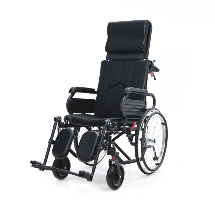 Polohovací invalidní vozík NEURO-TIM – čelní šikmý pohled s opěrkou hlavy a polohovacími podnožkami.