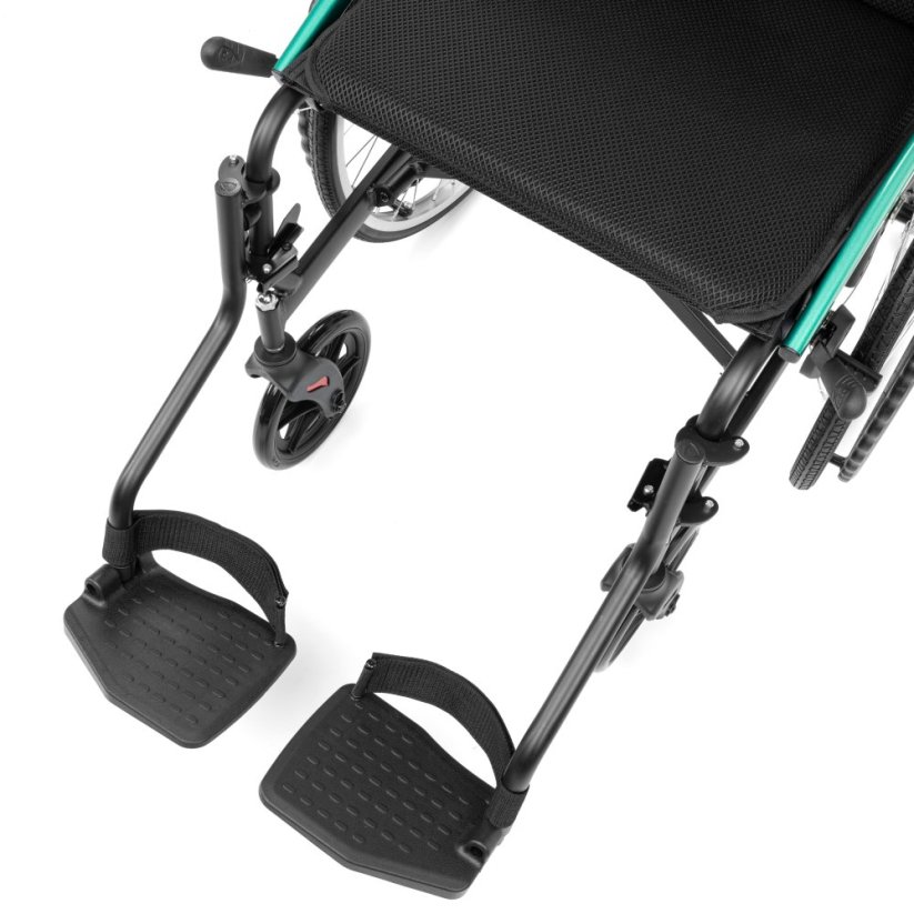 Detail nožních opěrek invalidního vozíku ACTIV-TIM, ergonomický tvar, snadné nastavení