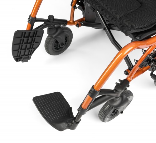 Detail podnožek Elektrického invalidního vozíku ElectricTIM I, sklápěcí mechanismus pro pohodlné používání