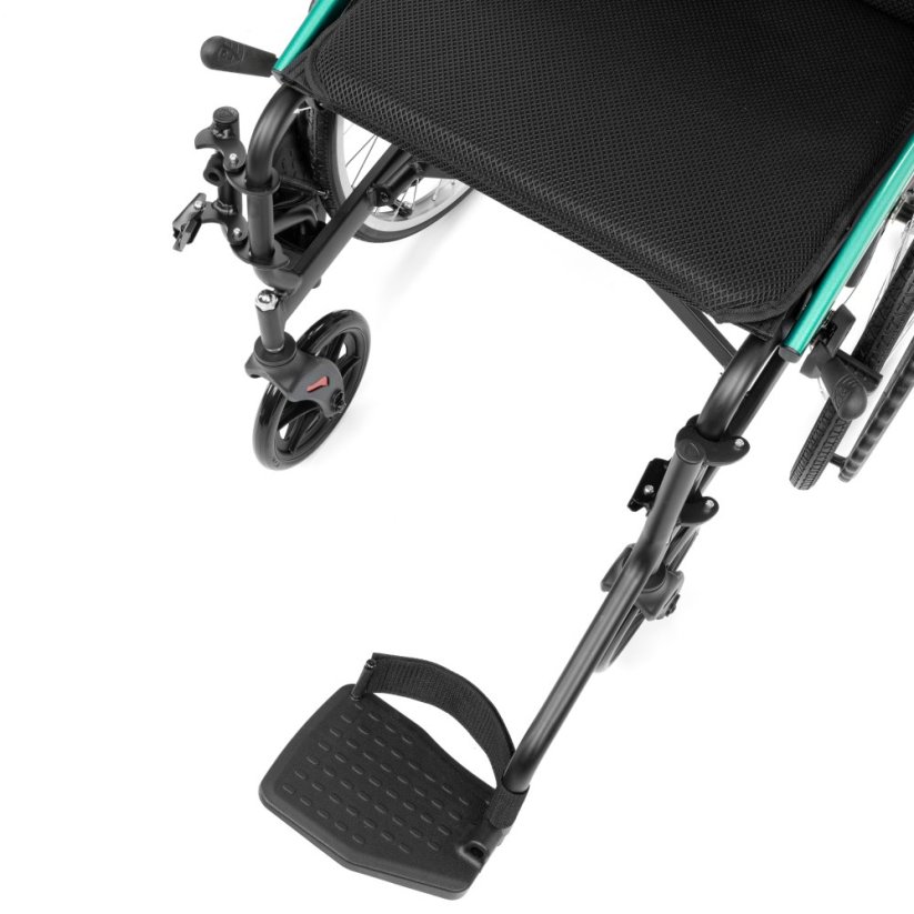 Přední pohled na invalidní vozík ACTIV-TIM, dvojitá nožní opěrka, stabilní konstrukce