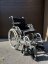 Repasovaný mechanický invalidní vozík venku, skládací konstrukce, plná kola a stabilní rám