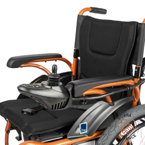 Boční pohled na joystick, sedátko a opěrku Elektrického invalidního vozíku ElectricTIM I, ergonomický design