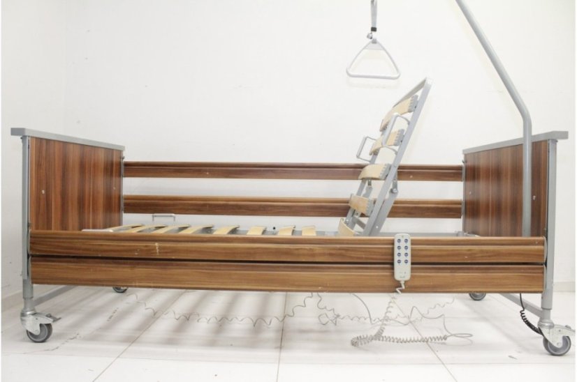 Polohovací postel Domiflex II v nejnižší poloze s polohováním zad, elektrické ovládání, tmavé dřevěné obložení