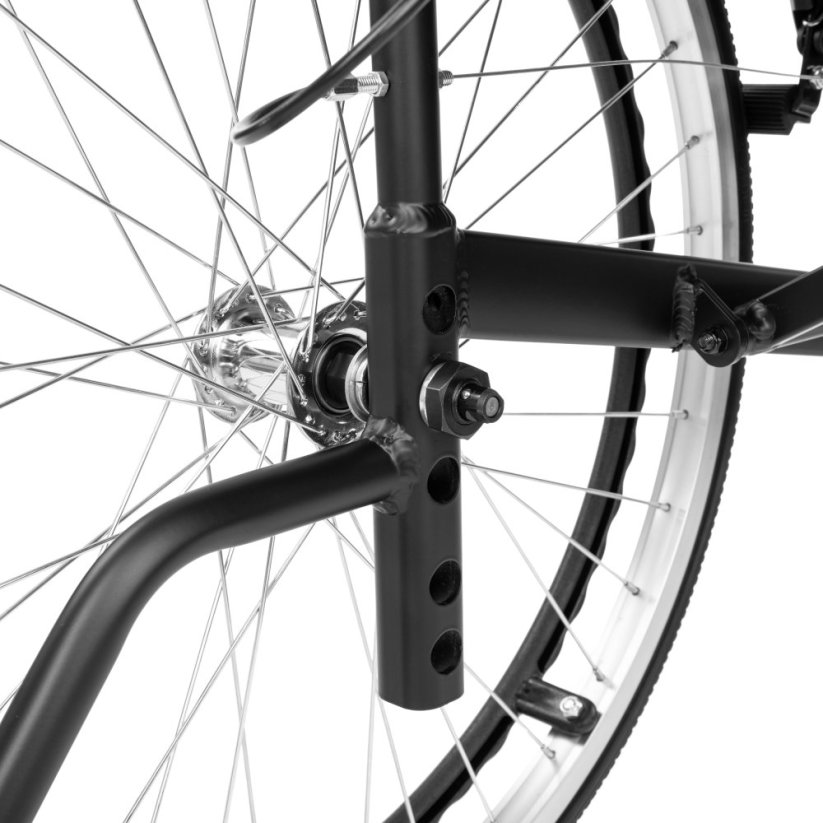 Detail zadního kola invalidního vozíku ACTIV-TIM, ruční brzda a rychloupínací systém