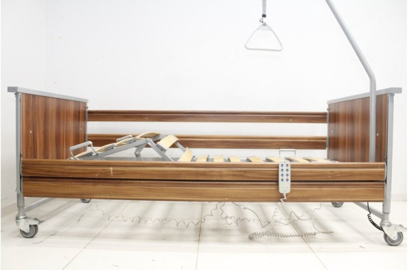 Elektrická postel Domiflex II v nejnižší poloze s polohováním nohou, tmavé dřevěné obložení