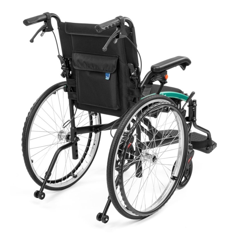 Zadní pohled na invalidní vozík ACTIV-TIM, brzdy pro doprovod, velká plná kola, sklopná opěrka