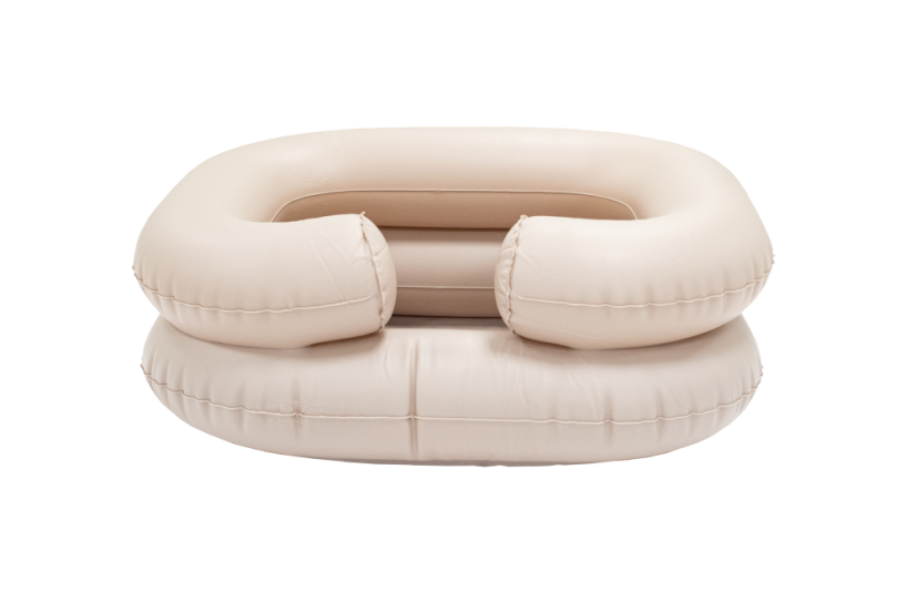 Přední pohled na Nafukovací umyvadlo se sprchou, ergonomický design s podporou krku pro bezpečné a pohodlné mytí vlasů