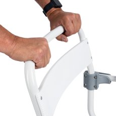 Pojízdné sprchovací křeslo SHOWER-TIM, ergonomické madlo pro doprovodnou osobu, snadná manipulace a bezpečný transport