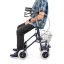 Čtyřkolové chodítko DAISY, uživatel sedí na sedátku, ergonomická opora a pohodlný odpočinek