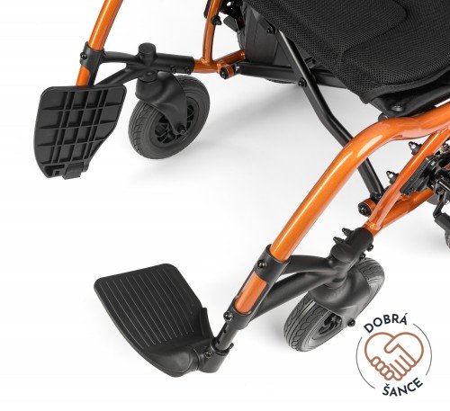 Detail podnožek Elektrického invalidního vozíku ElectricTIM I, sklápěcí mechanismus pro pohodlné používání