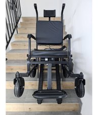 Pásový Schodolez Optimus HLD05, přední pohled při jízdě po schodech, ergonomická konstrukce, elektrické ovládání