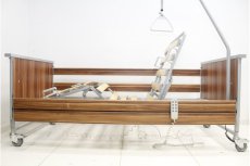 Polohovací postel Domiflex II v nejnižší poloze, polohování zad a nohou, tmavé dřevěné obložení