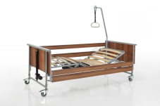 Elektrická polohovací postel Domiflex II s tmavým dřevěným obložením, lamelovým roštem a polohováním zad a nohou