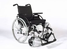 Mechanický invalidní vozík repasovaný, lehký, skládací, ocelová konstrukce, parkovací brzdy, odklopné područky a podnožky