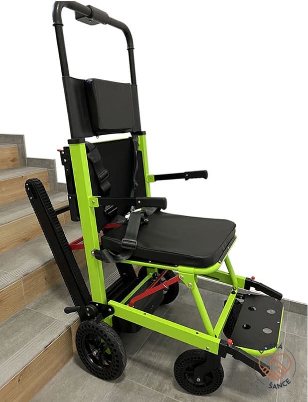 Schodolez OPTIMUS HLD01 před schody, připravený k použití, transportní vozík pro seniory