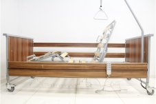 Polohovací postel Domiflex II v nejnižší poloze, polohování zad a nohou, tmavé dřevěné obložení