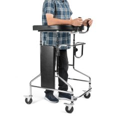 Chodítko ANNA s uživatelem, stabilní podpora při chůzi a stání, ergonomická opěrná deska a kolečka s brzdou