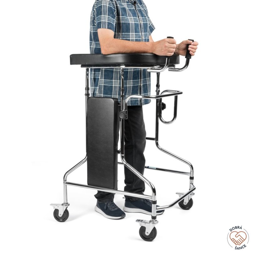 Chodítko ANNA s uživatelem, stabilní podpora při chůzi a stání, ergonomická opěrná deska a kolečka s brzdou