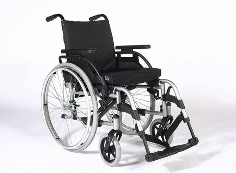 Mechanický invalidní vozík repasovaný, lehký, skládací, ocelová konstrukce, parkovací brzdy, odklopné područky a podnožky
