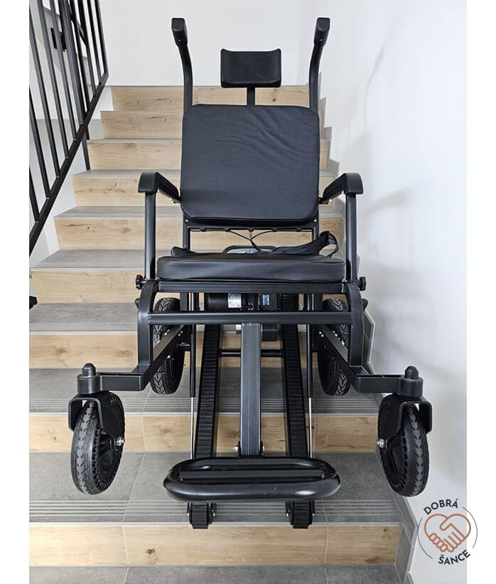 Pásový Schodolez Optimus HLD05, přední pohled při jízdě po schodech, ergonomická konstrukce, elektrické ovládání