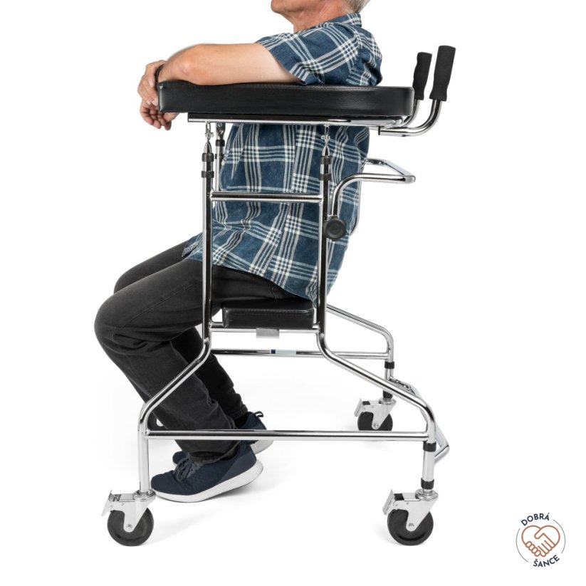 Chodítko ANNA, uživatel sedí na sedačce, ergonomická podpora a stabilní konstrukce