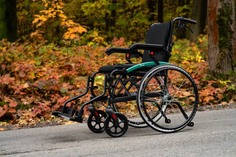 Invalidní vozík ACTIV-TIM v exteriéru, uživatel sedí na cestě v parku, lehká konstrukce pro snadné ovládání