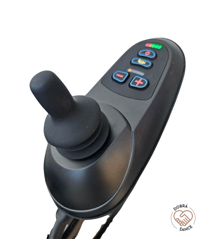 Detail joysticku pro ovládání Elektrického Vozíku 3v1 Optimus HLD04, snadná manipulace a přesné řízení pohybu