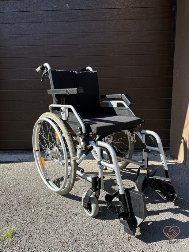 Mechanický invalidní vozík 40 - 50 cm s brzdami pro doprovod - Šíře sedu: 44 cm